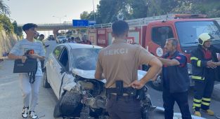 Otomobilin çarptığı motosiklet sürücüsü öldü, 2 kişi yaralandı - Videolu Haber