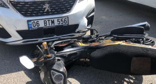 Otomobilin çarptığı motosiklet sürücüsü yaralandı - Videolu Haber