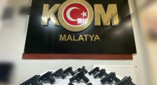 Otomobilin hoparlöründen çıkan 10 tabancaya 2 gözaltı - Videolu Haber