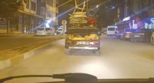 Otomobilin üzerine adete kule yaptı