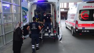 Otomobiliyle kaldırımda yürüyen yayalara çarptı