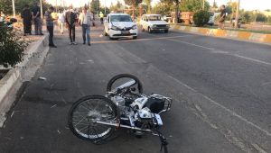 Otomobille çarpışan motosikletteki 2 kişi ağır yaralandı - Videolu Haber