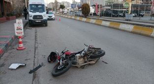 Otomobille motosiklet çarpıştı: 2 yaralı