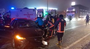 Otomobiller kafa kafaya çarpıştı: 1 ölü, 5 yaralı - Videolu Haber