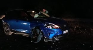 Otomobiller kafa kafaya çarpıştı: 8 yaralı