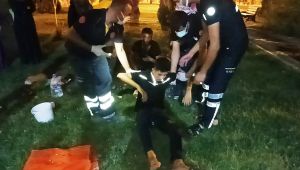 Parka otururken tanımadığı bir gurubun saldırısına uğradı