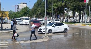 Patlayan su borusu kenti göle cevirdi - Videolu Haber