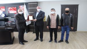 Pazarcı esnafından Başkan Turanlı’ya plaket