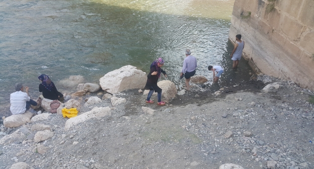 Piknikçiler Tarihi Cendere Köprüsünde Tuvalet Sıkıntısı Yaşıyor