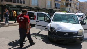 Polis aracı park halindeki otomobile çarptı: 2 polis yaralandı - Videolu Haber