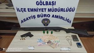 Polis Aracına Çarparak Kaçmaya Çalışan Otomobillerden Silah Ve Uyuşturucu Çıktı