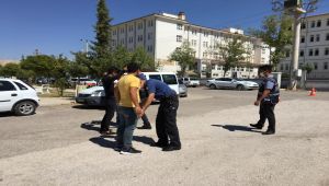 Polis ekipleri okul önlerinde denetim yaptı