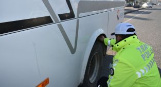 Polis ekiplerinden kış lastiği uygulaması