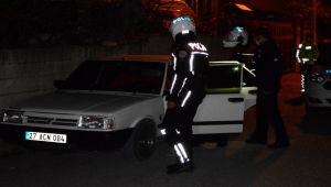 Polisin 'dur' ihtarına uymayan sürücü otomobili bırakıp kaçtı - Videolu Haber