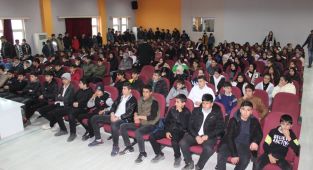 Polisler, 'Gençlik ve Güvenli Gelecek' Projesiyle öğrencilere bilgilendirildi