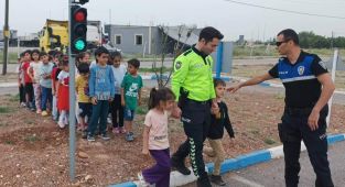 Polislerden öğrencilere uygulamalı eğitim