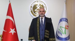 Prof. Dr. Fevzi Rençber profesörlük cübbesini giydi