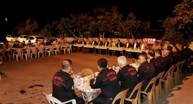 Protokol Üyeleri, İtfaiyecilerle Sahurda Buluştu