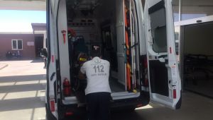 Refüje çarpan otomobil tarlaya devrildi: 1 ölü, 3 yaralı - Videolu Haber