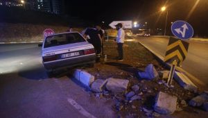 Refüje çarparak duran otomobilden yara almadan kurtuldu