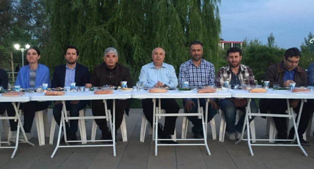 Rektör Gönüllü, İftarda Öğrencilerle Beraberdi