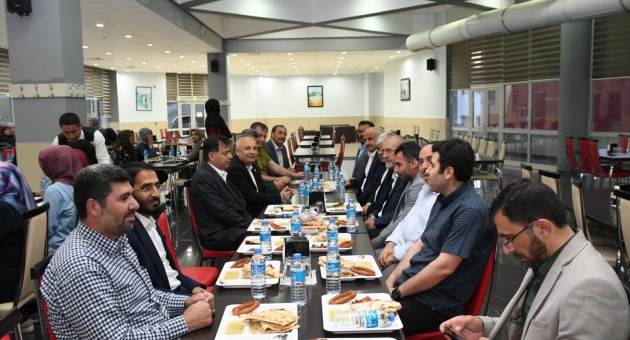 Rektör Gönüllü, Öğrencilerle İftar Yaptı