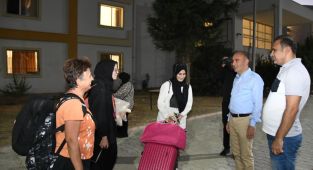 Rektör Keleş öğrenci ve ailelerini karşıladı
