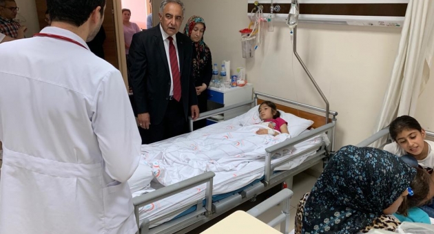 Rektör Prof. Dr. Mehmet Turgut, Minik Hastalarını Bırakmıyor