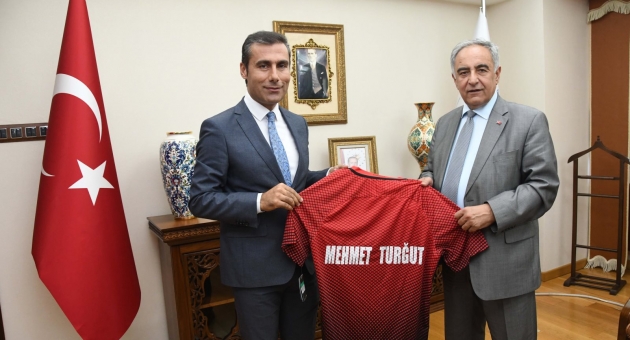 Rektör Turgut’a A Mili Futbol Takımımızın Forması Hediye Edildi