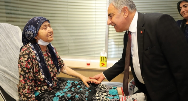 Rektör Turgut, Hastalarının Hayır Duasını Almaya Devam Ediyor