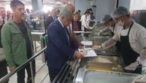 Rektör Turgut Öğrencilerle Yemekte Buluştu