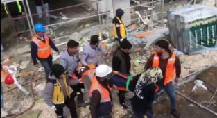Rezerv alanda çalışan inşaat işçisi merdivenden düşerek yaralandı - Videolu Haber