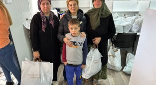Rotary çocukları unutmadı, onlara bot ve mont hediye etti