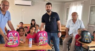 Rotary'den Adıyaman'da depremzede çocuklara çanta ve kırtasiye yardımı