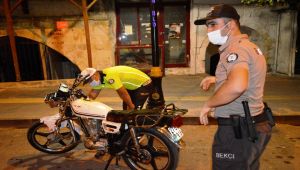 Sahte plakalı motosikletle kaçarken yakalandılar - Videolu Haber