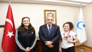 Şampiyon Güreşçiler, Rektör Turgut’u Ziyaret Etti