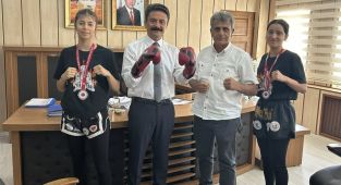 Şampiyon sporcular Besni Kaymakamı Aslan’ı ziyaret