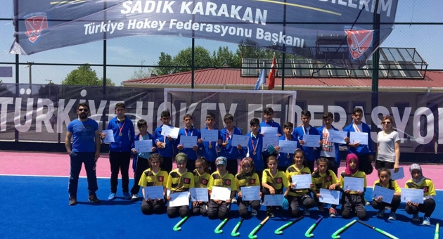 Samsat’ta Öğrenciler Çim Hokeyi Dalında Birinci Oldu