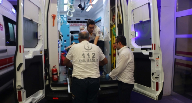Samsat'ta Traktörün Altında Kalan Çiftçi Yaralandı