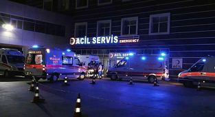 Şanlıurfa'da otomobil şarampole devrildi: 4 yaralı