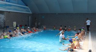 Şanlıurfa'da uzman antrenörler eşliğinde çocuklara yüzme eğitimi