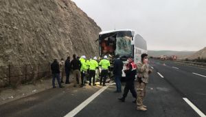 Şanlıurfa'da yolcu otobüsü TIR'a arkadan çarptı: 3 ölü, 41 yaralı