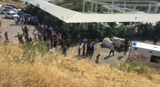 Şarampole devrilen araçtaki iki kişi hayatını kaybetti - Videolu Haber