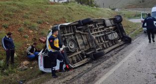 Şarampole devrilen minibüsteki 15 kişi yaralandı - Videolu Haber