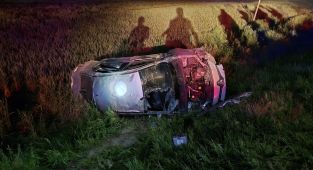 Şarampole devrilen otomobildeki 4 kişi yaralandı