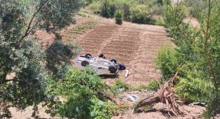 Şarampole yuvarlanan otomobildeki 3 kişi yaralandı