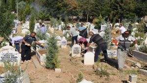 Şehir mezarlığında bayram temizliği