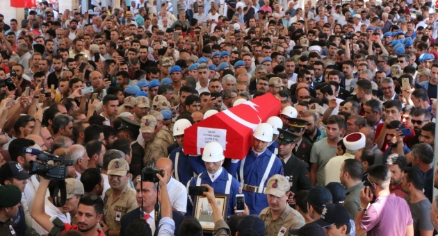 Şehit Uzman Çavuş Ayhan Yanık'ı Binlerce Kişi Son Yolculuğuna Uğurladı - Videolu Haber