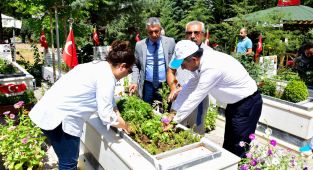 Şehitlerin kabirleri çiçeklerle donatıldı