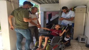 Serebral palsi hastası çocuğun tekerlekli sandalye sevinci